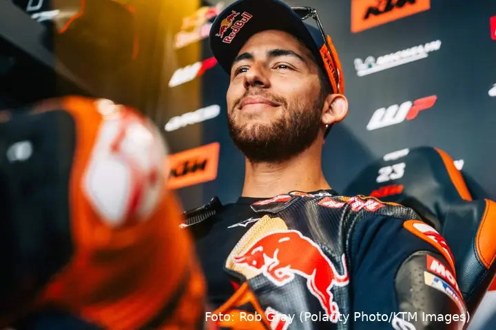 Enea Bastianini pilota KTM Tech3 MotoGP seduto nel box
