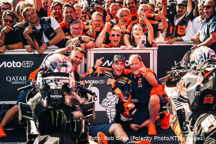 Pedro Acosta festeggia la vittoria con il team KTM MotoGP in Austria