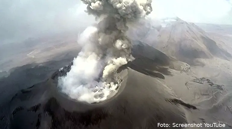 76832 perus sabancaya volcano