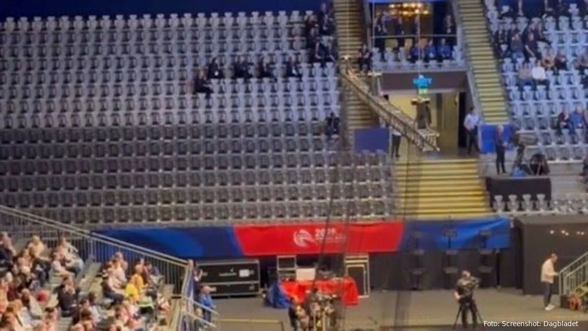 24871296 der var en srlig grund til de tomme tribuner