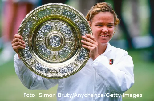 <i>Lindsay Davenport i 1999 med sit Wimbledon-trofæ</i>