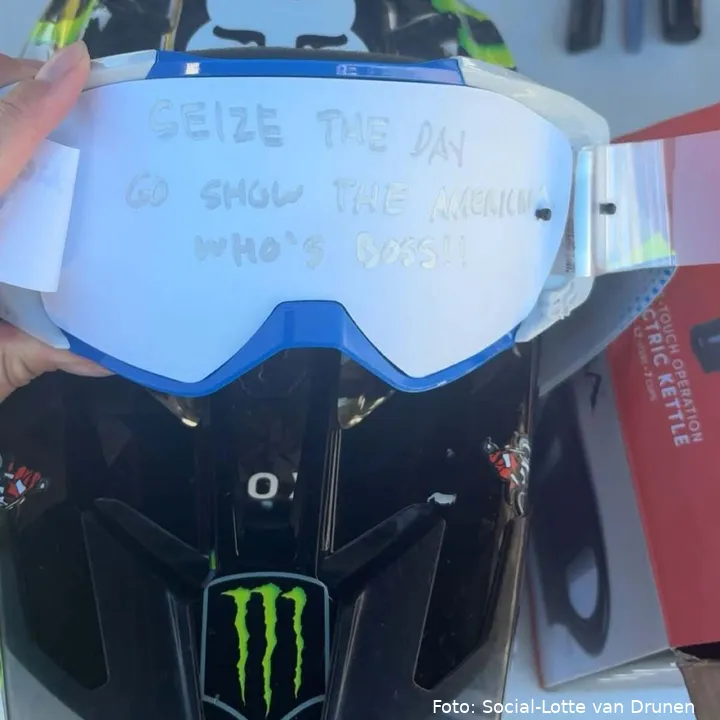 "Seize the day" -> "Carpe Diem". In italiano: "Cogli l'attimo, vai e mostra all'America chi è il capo!"