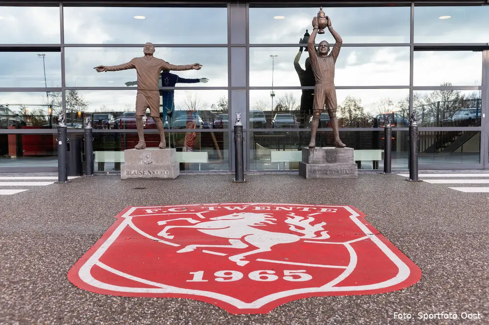 boschker nkufo standbeeld logo twente hoofdingang