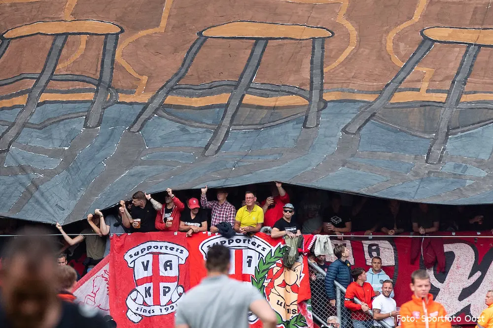 supporters vak p onder spandoek sfeeractie twente ajax augustus 2021