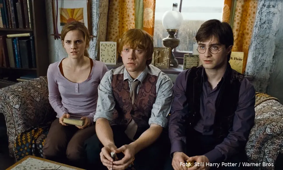 4891b0d8 302d 46e8 be6c 6d967b20a1db harrypotter wb f7 harryronhermionesittingattheburrow still 080615 land