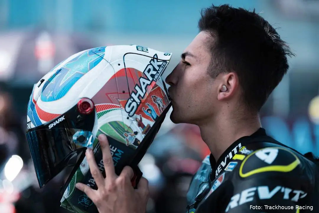 Raul Fernandez pilota del team Trackhouse MotoGP bacia il basco prima della gara in Ungheria