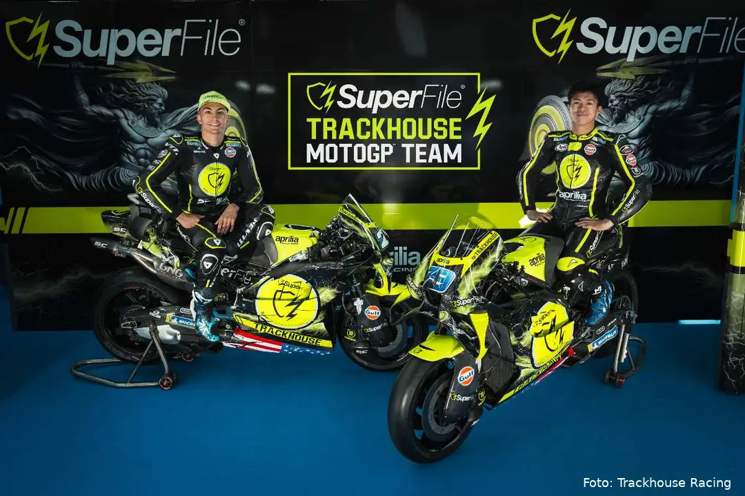 Ai Ogura and Raul Fernandez pose for a photo with the Aprilias of the SuperFile Trackhouse MotoGP team