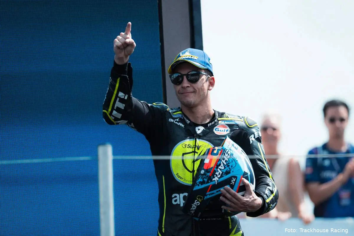 Raul Fernandez pilota del team Trackhouse MotoGP sul podio ad Assen