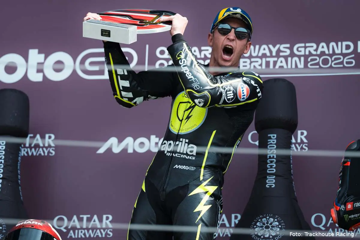 Raul Fernandez pilota Trackhouse esulta per la vittoria nella gara MotoGP a Silverstone