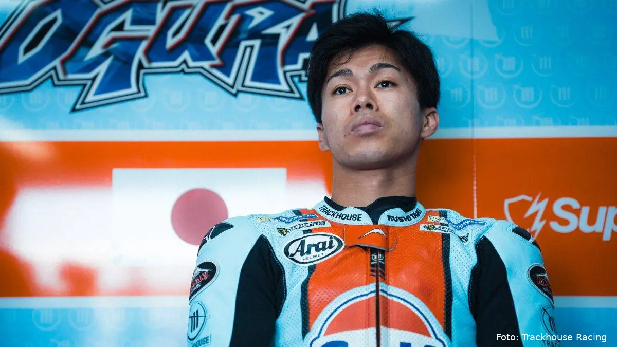 Foto in primo piano di Ai Ogura seduto nel box del team Trackhouse MotoGP