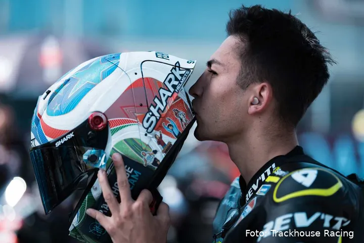 Raul Fernandez pilota del team Trackhouse MotoGP bacia il basco prima della gara in Ungheria