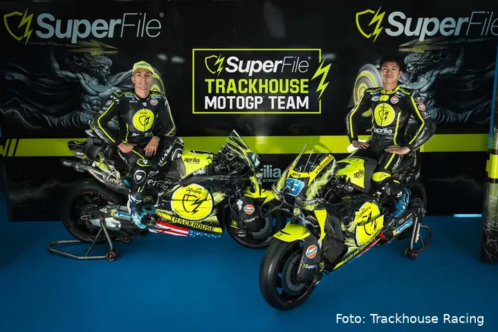 Ai Ogura and Raul Fernandez pose for a photo with the Aprilias of the SuperFile Trackhouse MotoGP team