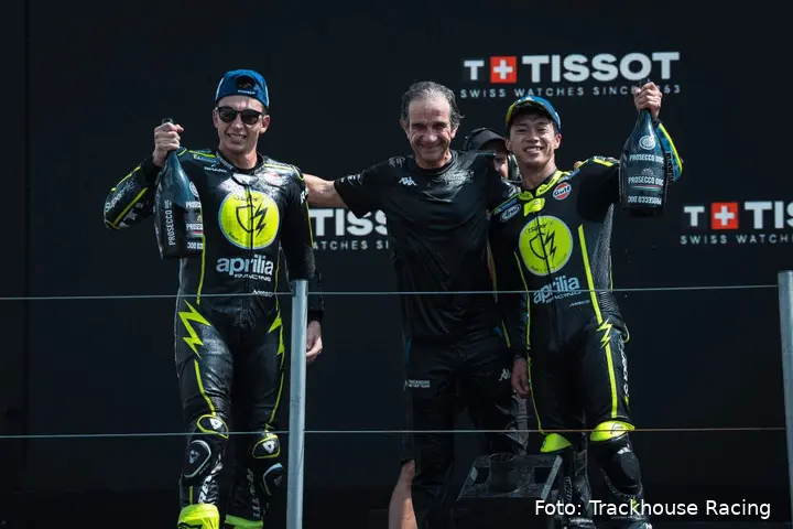 Raul Fernandez e Oi Ogura con Davide Brivio del team Trackhouse MotoGP