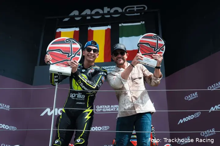 Raul Fernandez e Justin Marks del team Trackhouse sul podio MotoGP a Silverstone