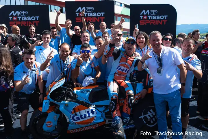 Raul Fernandez festeggia con il team Trackhouse MotoGP