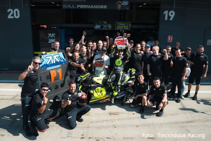 Raul Fernandez festeggia con Francesco Guidotti e il resto del team Trackhouse Racing MotoGP a Silverstone