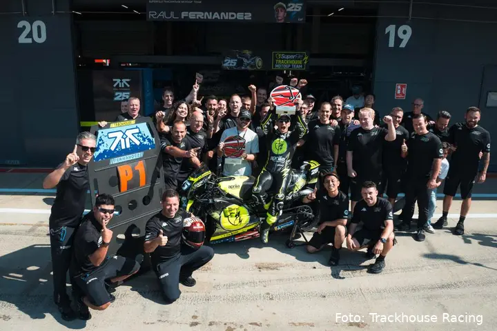 Raul Fernandez festeggia col team SuperFile Trackhouse MotoGP