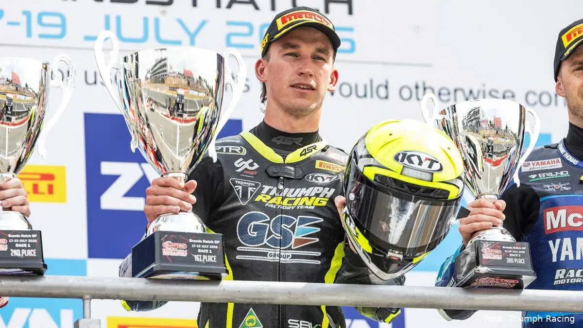 Oliver Bayliss espone le coppe sul podio del British Supersport