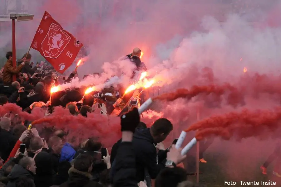 pyro rookbommen sfeeractie supporters fc twente training
