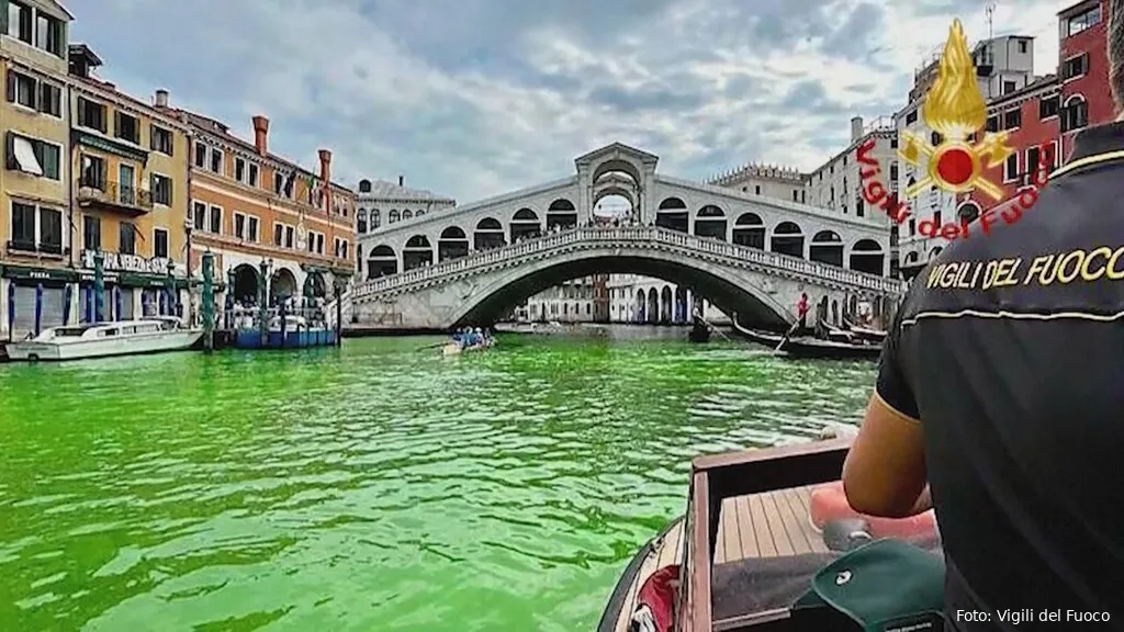 4436963 water in venices grand canal turns green