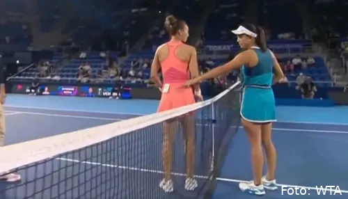 <i>Moyuka får øje på mærket, der stikker ud på Zheng</i>