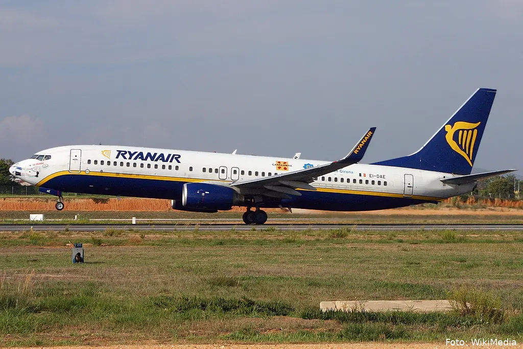 boeing 737 8as ryanair jp6071841