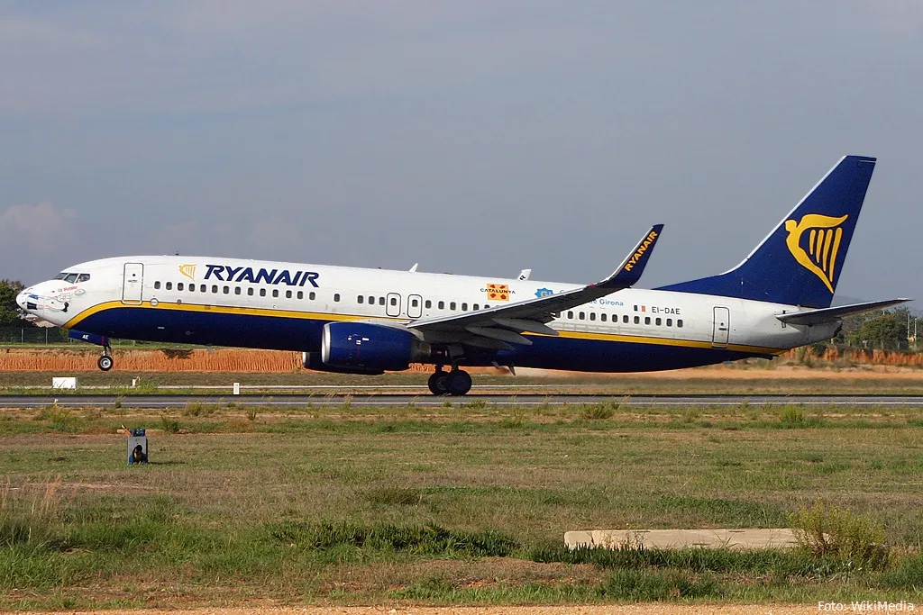 boeing 737 8as ryanair jp6071841