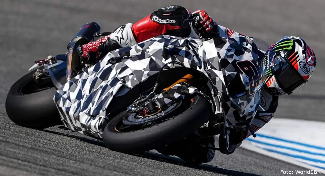 Jonathan Rea rides the Honda CBR1000RR-R Fireblade SP during the SBK test at Jerez