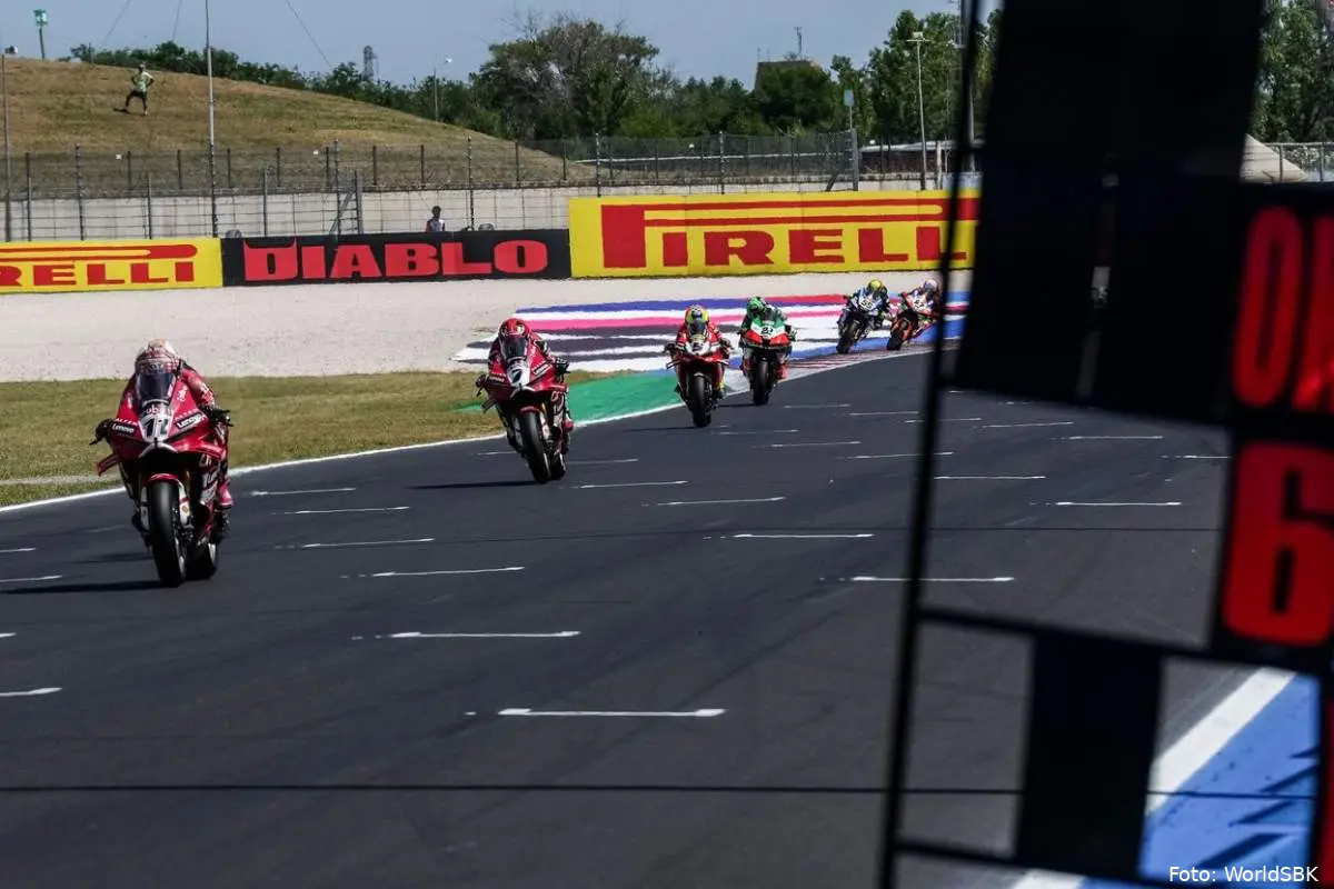 Bulega, Lecuona e altri piloti nella gara Superbike a Misano