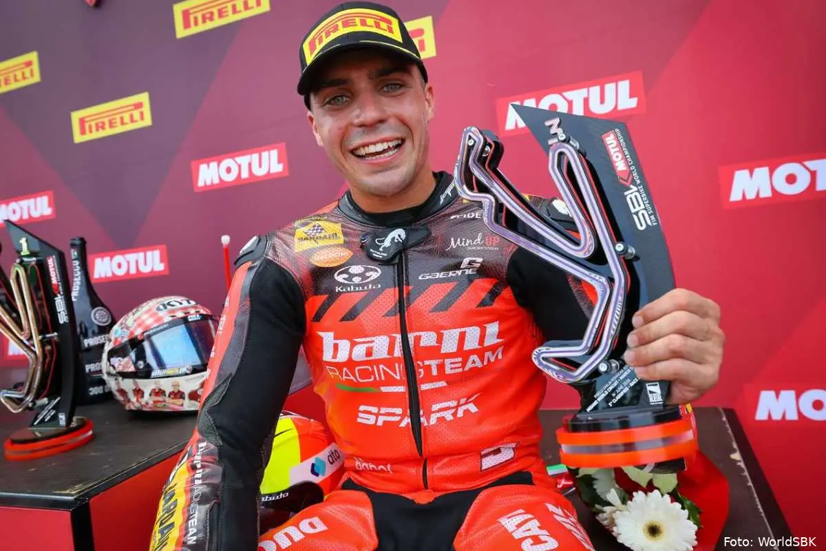 Yari Montella festeggia sul podio Superbike a Misano Adriatico