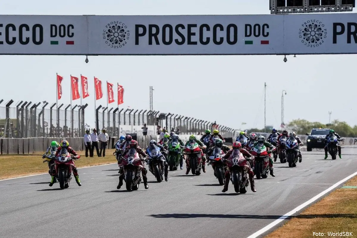 Partenza della gara Superbike al Donington Park Circuit