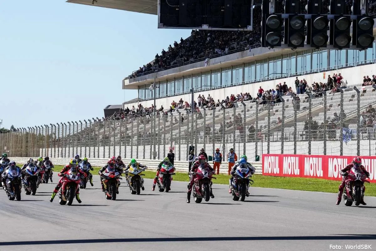 Piloti in griglia nella gara Superbike WorldSBK a Portimao