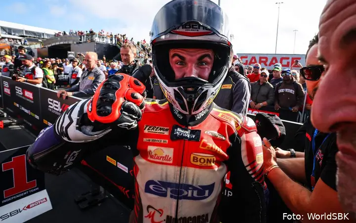 Alberto Surra nel parco chiuso a Estoril dopo la gara SBK