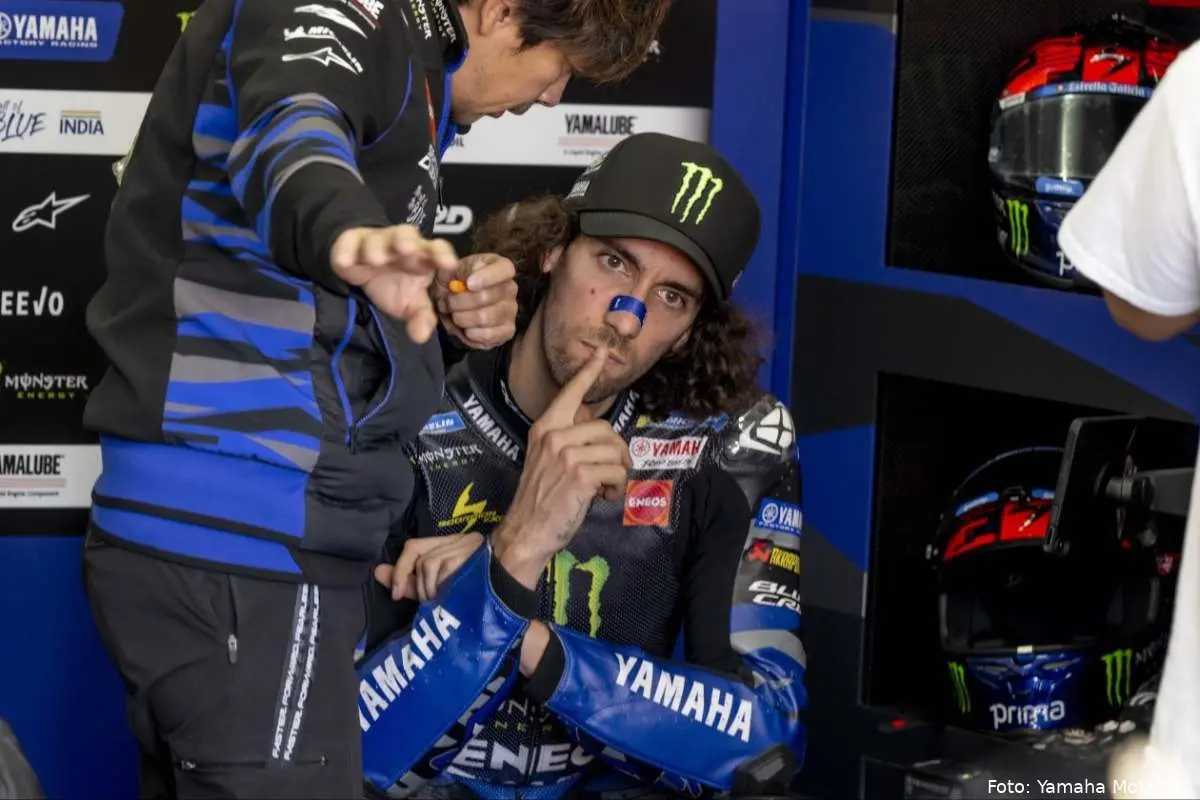 Alex Rins pilota Yamaha MotoGP seduto nel box