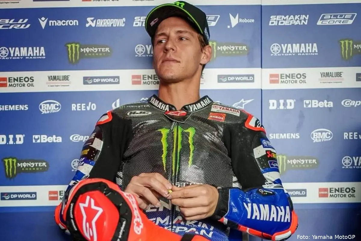 Fabio Quartararo pilota Yamaha MotoGP seduto nel box