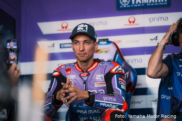 Toprak Razgatlioglu pilota MotoGP seduto nel box Prima Pramac Yamaha