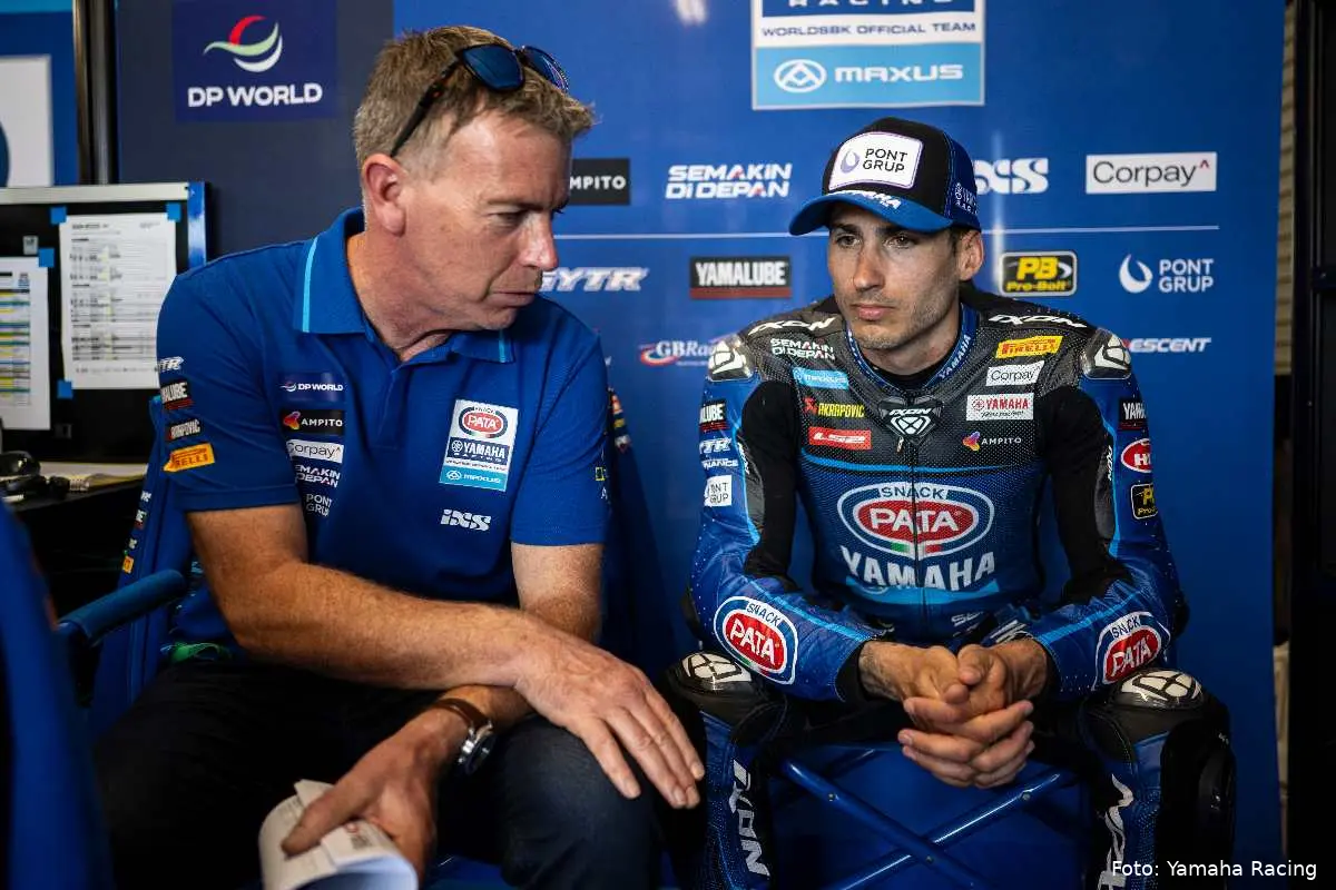 Paul Denning e Xavi Vierge nel box Yamaha Superbike SBK