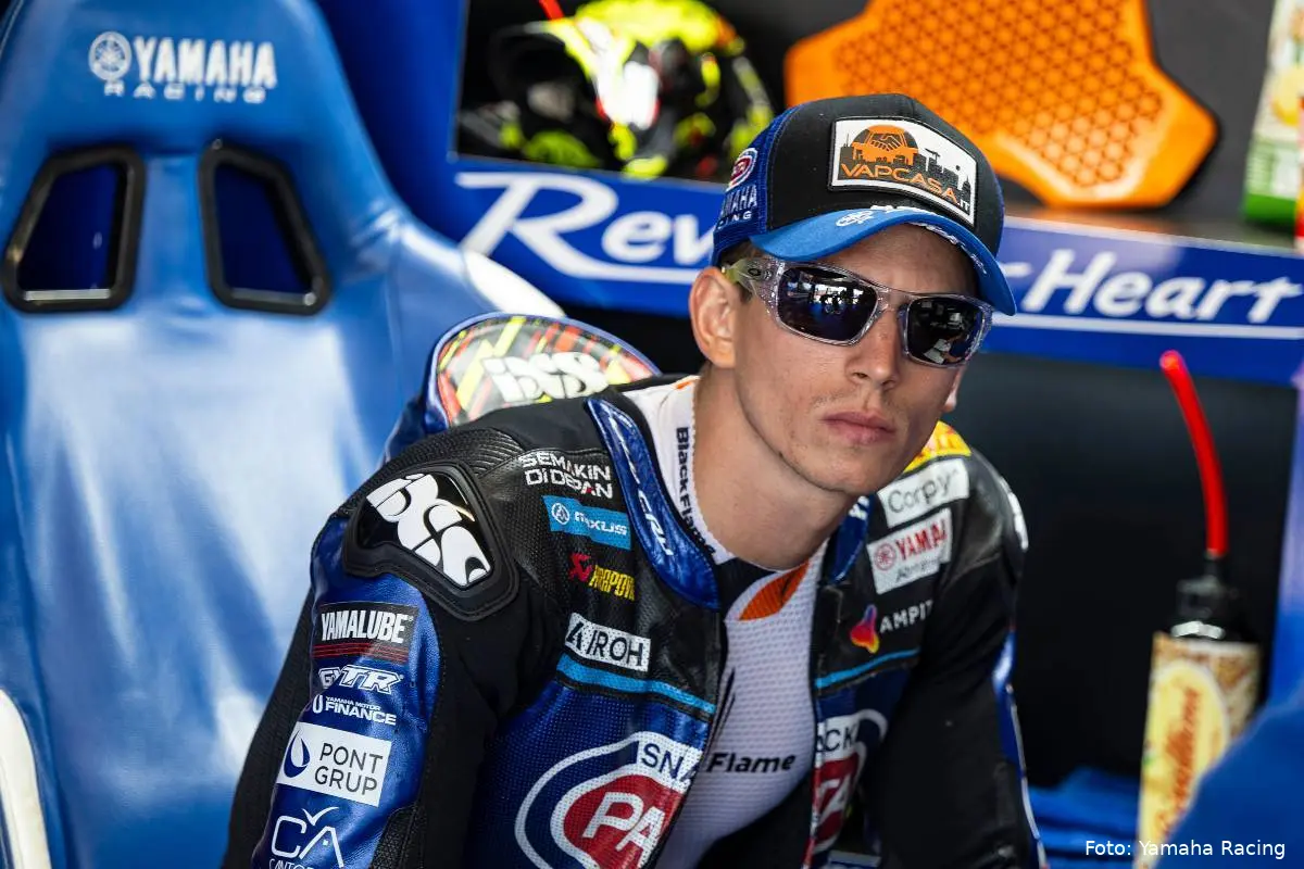 Andrea Locatelli pilota nel box Yamaha Superbike