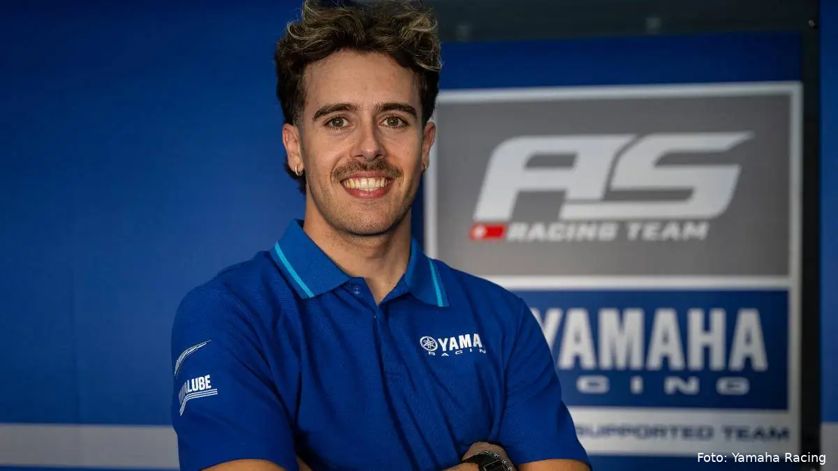Jeremy Alcoba pilota Yamaha Supersport in posa sorridente per una foto