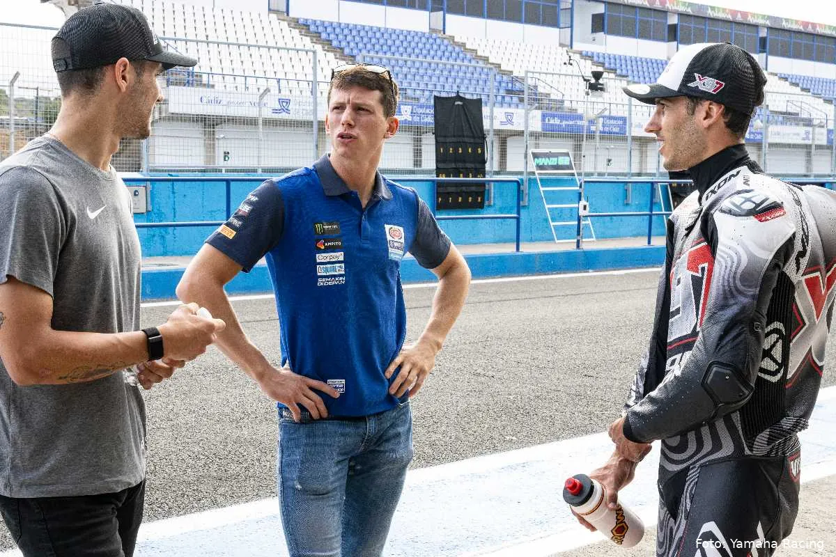 Andrea Locatelli pilota Yamaha Superbike SBK con Xavi Vierge e Iker Lecuona