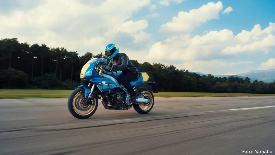 2027-Yamaha-XS850-S-EU-Legend_Blue-Action-001-03