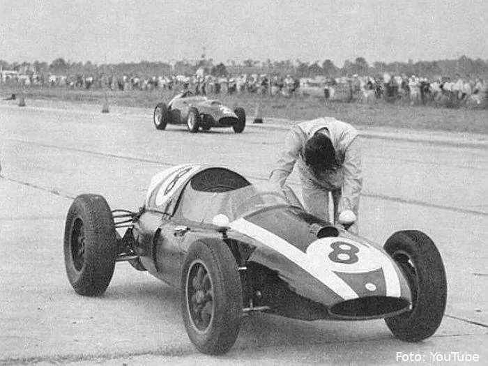 <i>Jack Brabham skubber sin bil</i>