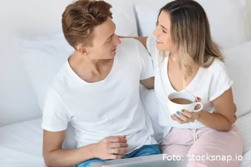 couple-bedroom_ZZEIZLP6ZD