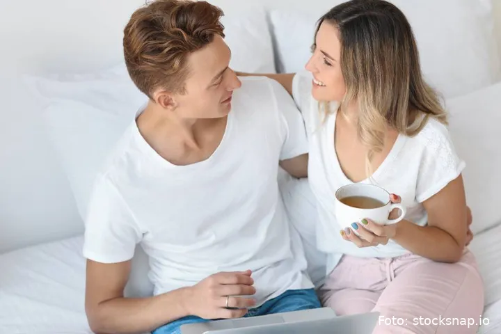 couple-bedroom_ZZEIZLP6ZD