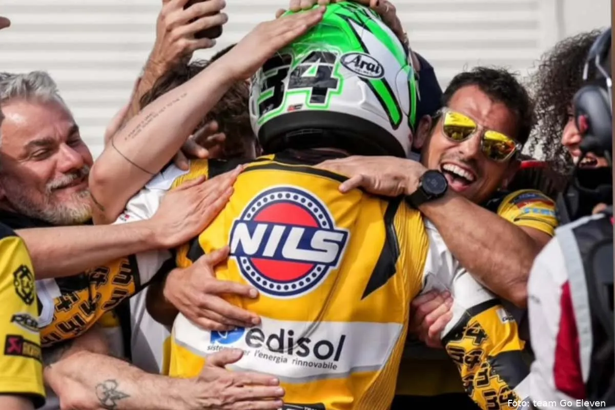 Denis Sacchetti abbraccia Lorenzo Baldassarri del team Go Eleven Superbike WorldSBK