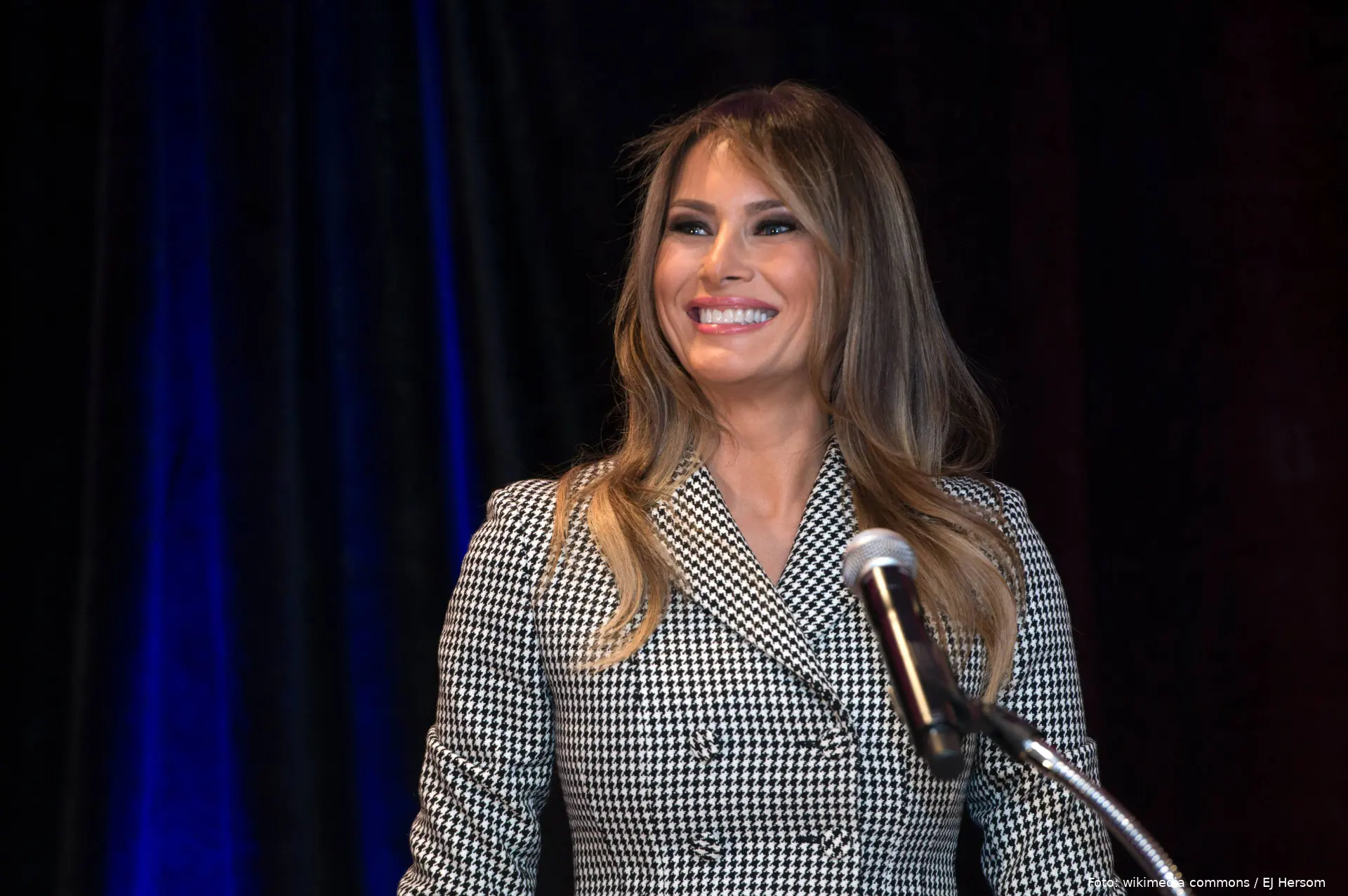 Melania_Trump_reacts_to_applause_during_her_speech_to_Team_USA_(37247813232)