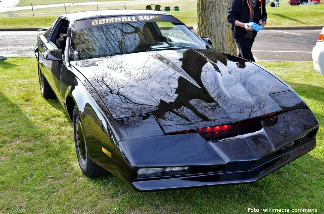 _K.I.T.T_,_Pontiac_Trans_Am_Knight_Rider_Replica,_Brands_Hatch,_8th_May_2016_(26821731342)