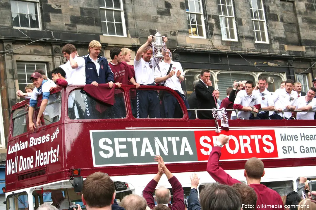 Hearts_victory_bus