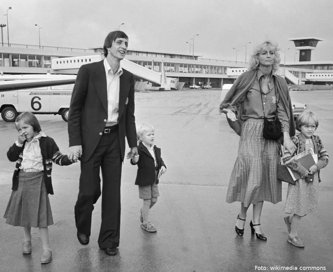 Johan_Cruijff_with_family_1977