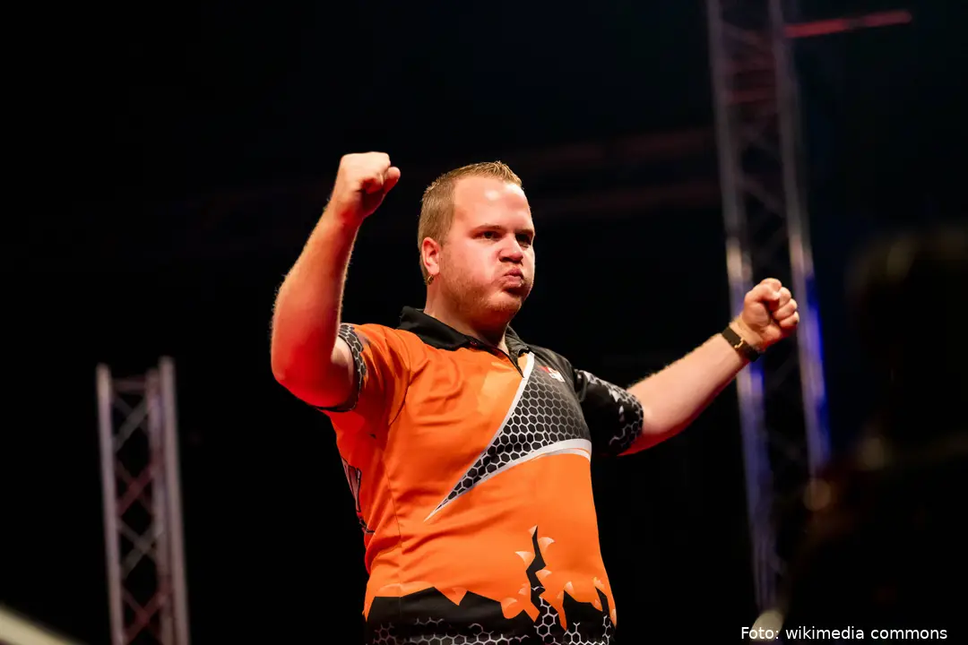 Adrian_Lewis_6-2_Dirk_van_Duijvenbode_-_Dirk_van_Duijvenbode_-_2019250142838_2019-09-07_PDC_European_Darts_Matchplay_-_0418_-_AK8I8926